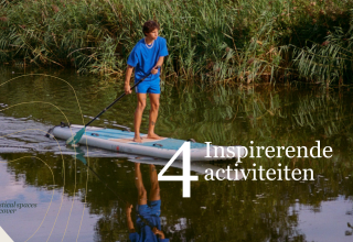 Persona haciendo paddle surf cerca de Villa Hottub en Resort de Parel, Países Bajos, rodeado de naturaleza.