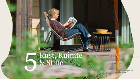 Mujer relajándose con una revista en la terraza de Villa Hottub en Resort de Parel, Países Bajos, rodeada de naturaleza.
