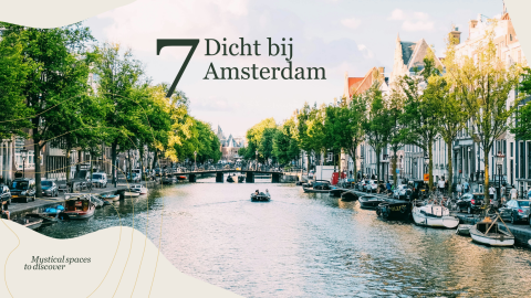 Vista pintoresca del canal en Ámsterdam con botes y árboles cerca de Villa Hottub en Resort de Parel.