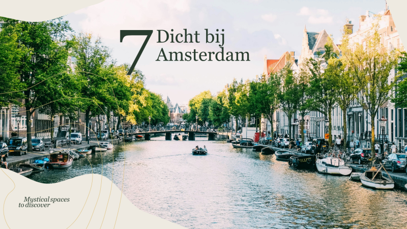 Vista pintoresca del canal en Ámsterdam con botes y árboles cerca de Villa Hottub en Resort de Parel.