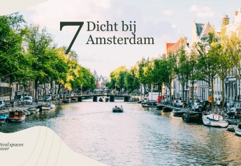 Vista pintoresca del canal en Ámsterdam con botes y árboles cerca de Villa Hottub en Resort de Parel.