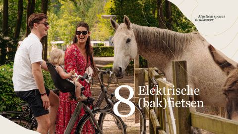 Een familie op fietsen stopt bij een hek om een paard te ontmoeten bij Villa Hottub, Resort de Parel, Nederland.