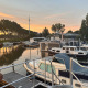 Woonboot in Havenlodge+ Amsterdam bij Marina Parcs, met boten en zonsondergang in Amsterdam, Nederland.