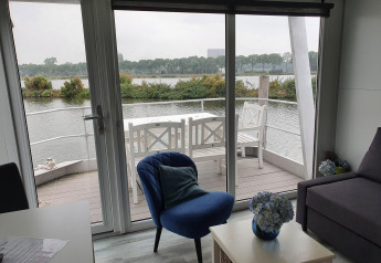 Udsigt fra stue i en husbåd Havenlodge+ Amsterdam ved Marina Parcs i Amsterdam, Nederlandene.