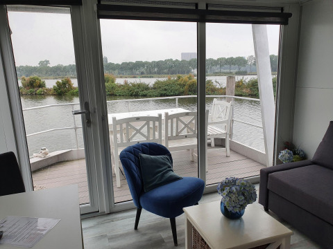 Blick aus dem Wohnzimmer eines Hausboots Havenlodge+ Amsterdam bei Marina Parcs in Amsterdam, Niederlande.
