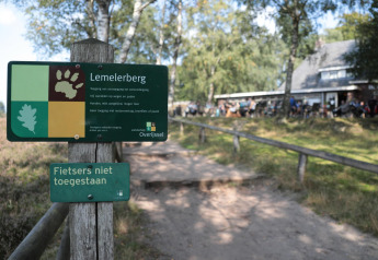 Letrero en el glamping Lemelerberg que prohíbe ciclistas y permite solo caminantes en la reserva natural.