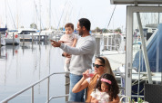 Familia disfruta en la House boat 4-Almere en Marina Parcs Almere, Países Bajos, rodeada de barcos.