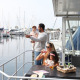 Gezin geniet samen op House boat 4-Almere bij Marina Parcs Almere, met boten in de haven.
