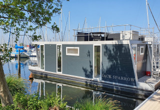 Ein modernes Hausboot namens House boat 4-Almere liegt im Yachthafen Marina Parcs Almere, Niederlande.