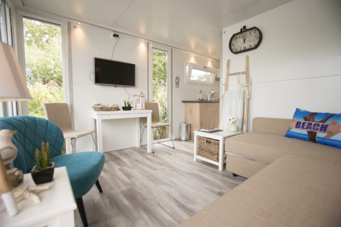Licht en modern interieur van House boat 4-Almere bij Marina Parcs Almere in Nederland, gezellig ingericht.