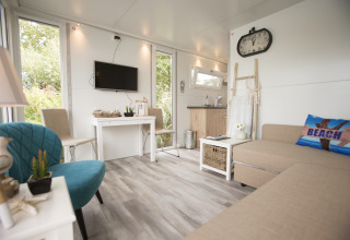 Interior moderno y luminoso de la casa flotante House boat 4-Almere en Marina Parcs Almere, Países Bajos, decorada con estilo acogedor.
