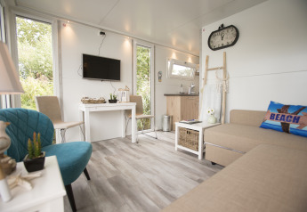 Interior moderno y luminoso de la casa flotante House boat 4-Almere en Marina Parcs Almere, Países Bajos, decorada con estilo acogedor.