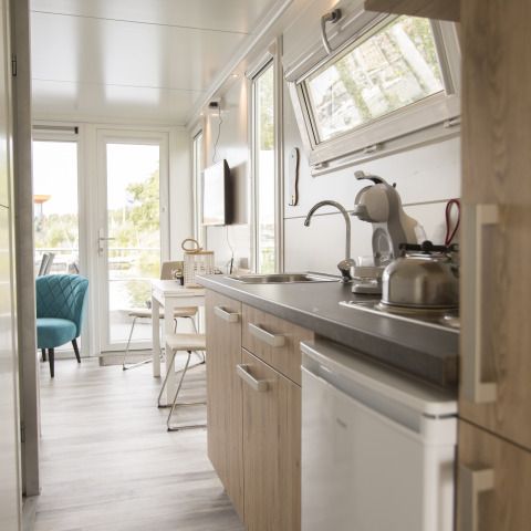Moderne keuken en woonkamer op House boat 4-Almere bij Marina Parcs Almere in Nederland.