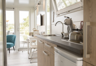 Cocina y sala de estar modernas en la House boat 4-Almere en Marina Parcs Almere, Países Bajos.