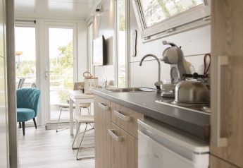 Moderne keuken en woonkamer op House boat 4-Almere bij Marina Parcs Almere in Nederland.