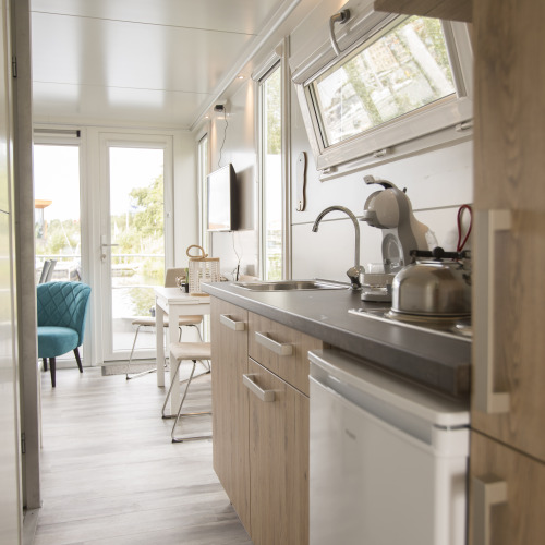 Cocina y sala de estar modernas en la House boat 4-Almere en Marina Parcs Almere, Países Bajos.
