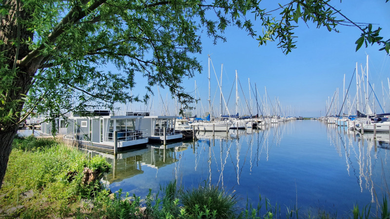Foto de la casa flotante House boat 4-Almere en Marina Parcs Almere, rodeada de veleros en los Países Bajos.