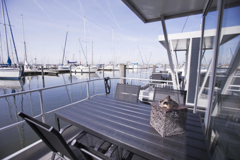 Uitzicht vanaf een woonboot bij Marina Parcs Almere, Nederland, met zeilboten in de jachthaven.