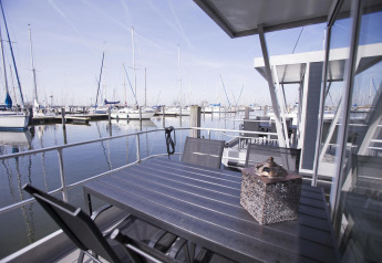 Vista da una houseboat a Marina Parcs Almere nei Paesi Bassi, con barche a vela ormeggiate in marina.