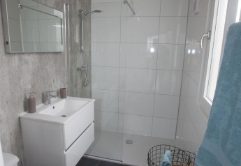 Moderne badeværelse med brusekabine, spejl og vask på Biebosch - tuinhuis, Resort Mooi Bemelen, Holland.