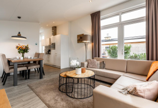 Sala de estar y comedor moderna y luminosa en Biebosch - tuinhuis, Resort Mooi Bemelen, Países Bajos.