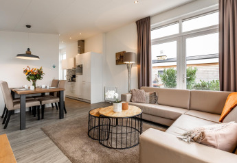 Lyst og moderne opholdsstue og spisestue i Biebosch - tuinhuis, Resort Mooi Bemelen, Holland.