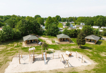 Vista aérea de las tiendas safari Villatent Cottage y área de juegos en Camping Borken am See en Alemania.