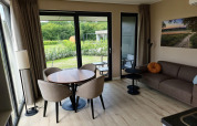 Sala moderna en Vacation Villa Amalia 2 con vista al jardín, sauna y jacuzzi en Hofparken De Bergvennen.