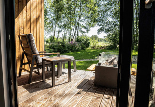 Uitzicht vanop het terras bij Vakantievilla Amalia 2 in Hofparken De Bergvennen met tuinmeubilair en natuur.