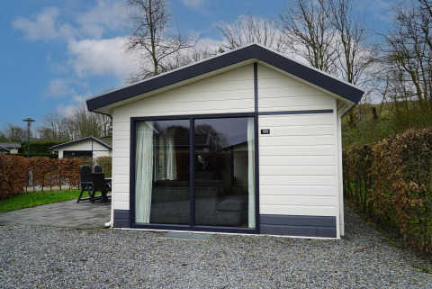 Außenansicht einer Comfort-Hütte mit Terrasse im EuroParcs Noordwijkse Duinen in den Niederlanden.