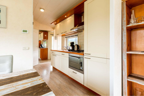 Moderne keuken in het vakantiehuis Holiday home EuroParcs Noordwijkse Duinen in Nederland.