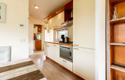 Moderne keuken in het vakantiehuis Holiday home bij EuroParcs Noordwijkse Duinen in Nederland.