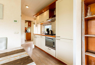 Interior de cocina moderna en la casa Holiday home de EuroParcs Noordwijkse Duinen, Países Bajos.