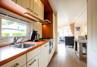 Cocina y sala de estar de casa de vacaciones moderna en EuroParcs Noordwijkse Duinen, Países Bajos.