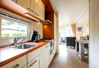 Cucina moderna e soggiorno in una casa vacanze a EuroParcs Noordwijkse Duinen, Paesi Bassi.