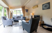 Salon lumineux et confortable dans une maison de vacances à EuroParcs Noordwijkse Duinen, Pays-Bas, au décor moderne.