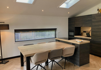 Moderner Ess- und Küchenbereich in der Family Lodge Deluxe im De Thijmse Berg, Niederlande, mit Oberlicht.