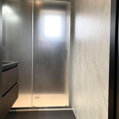 Puerta de baño de vidrio esmerilado en Family Lodge Deluxe, De Thijmse Berg, Países Bajos, diseño moderno.