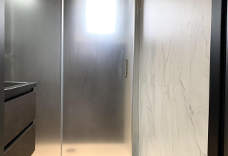 Puerta de baño de vidrio esmerilado en Family Lodge Deluxe, De Thijmse Berg, Países Bajos, diseño moderno.