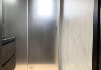 Porta del bagno in vetro satinato alla Family Lodge Deluxe di De Thijmse Berg, Paesi Bassi, stile moderno.