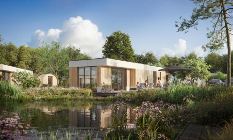 Water lodge 6 Deluxe mit Sauna und Whirlpool, moderne Ferienhaus am Teich, entspannte Gäste genießen die Natur.