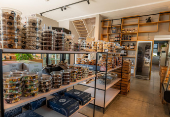 Schappen vol noten en snoep in een moderne winkel bij Water lodge 6 Deluxe, Hofparken Wiltershaar.
