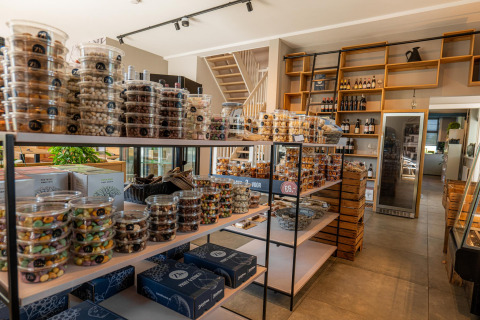 Estantes con frutos secos y dulces en una tienda moderna en Water lodge 6 Deluxe, Hofparken Wiltershaar.