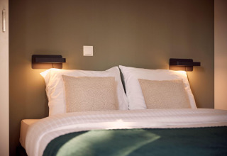 Camera doppia moderna al Water lodge 2 con vasca idromassaggio a Hofparken Wiltershaar, letto accogliente.