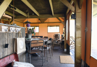 Indvendig udsigt over Wood Lodge ved Duynpark Het Zwanenwater, Holland, med rustik spise- og opholdsområde.