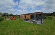Villa vacacional Amalia con sauna en Hofparken Wiltershaar, Países Bajos, diseño moderno y jardín amplio.