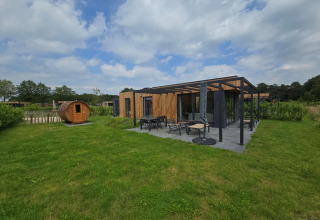 Villa vacacional Amalia con sauna en Hofparken Wiltershaar, Países Bajos, diseño moderno y jardín amplio.