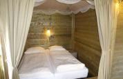 Due letti singoli in una camera di legno al lodge Camphome presso Holiday park Witterzomer, Paesi Bassi.
