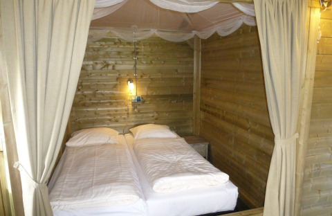 Dos camas individuales en una acogedora habitación de madera en Camphome, Holiday park Witterzomer, Países Bajos.