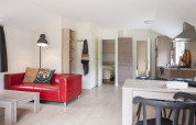 Vista interna dello Chalet con Veranda al Holiday park Witterzomer, Paesi Bassi, con arredi moderni.